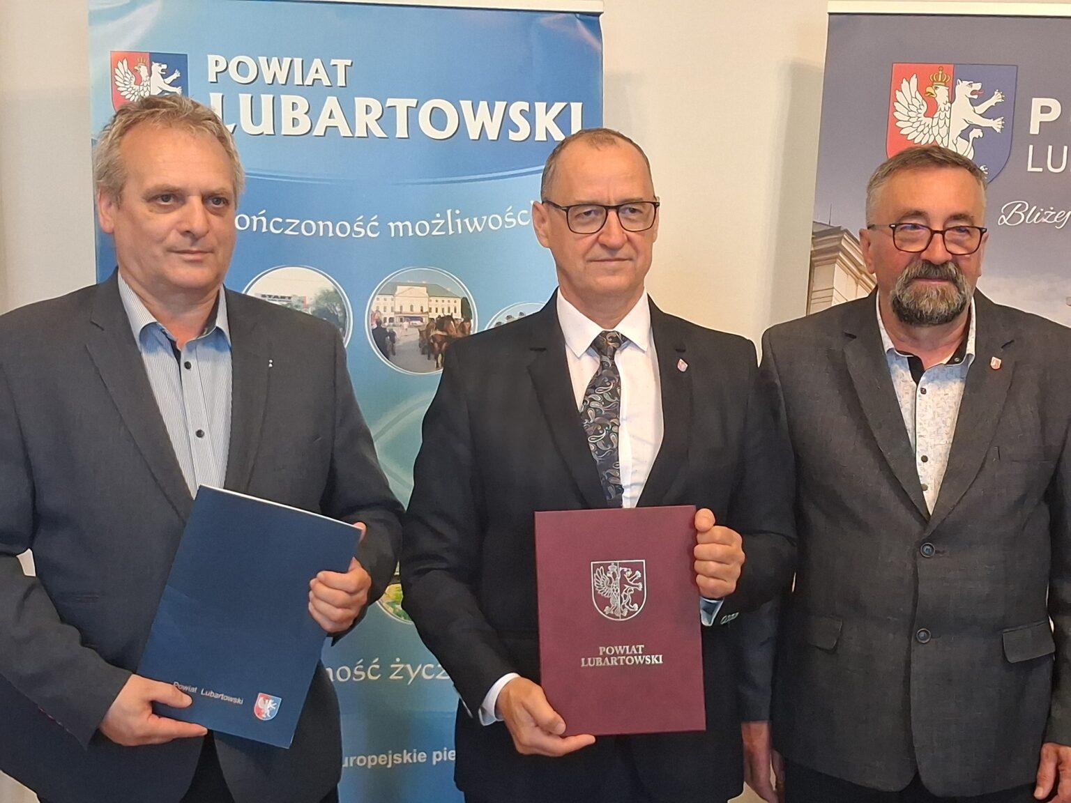 Podpisanie w Starostwie Powiatowym umowy na remont drogi powiatowej numer 1507 L  na długości około 380 m  w miejscowości Rawa – Wólka Michowska.