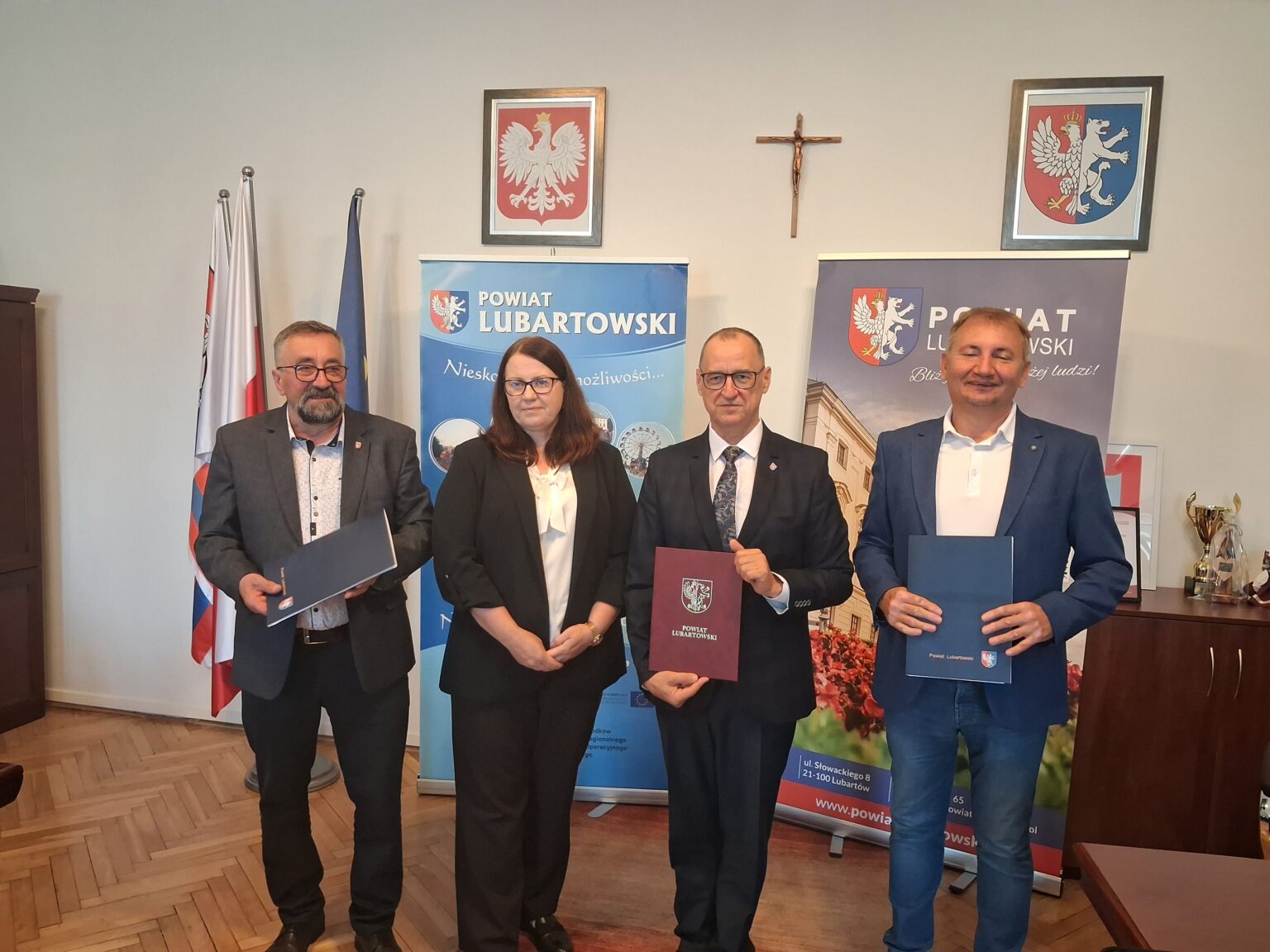 Podpisanie umowy w Starostwie Powiatowym na opracowanie dokumentacji projektowej dla zadania „Rozbudowa drogi powiatowej numer 1514 L na odcinku od drogi powiatowej numer 1516 L – Michów do granicy powiatów wraz z przebudową obiektów mostowych w Michowie i Marcinowie.