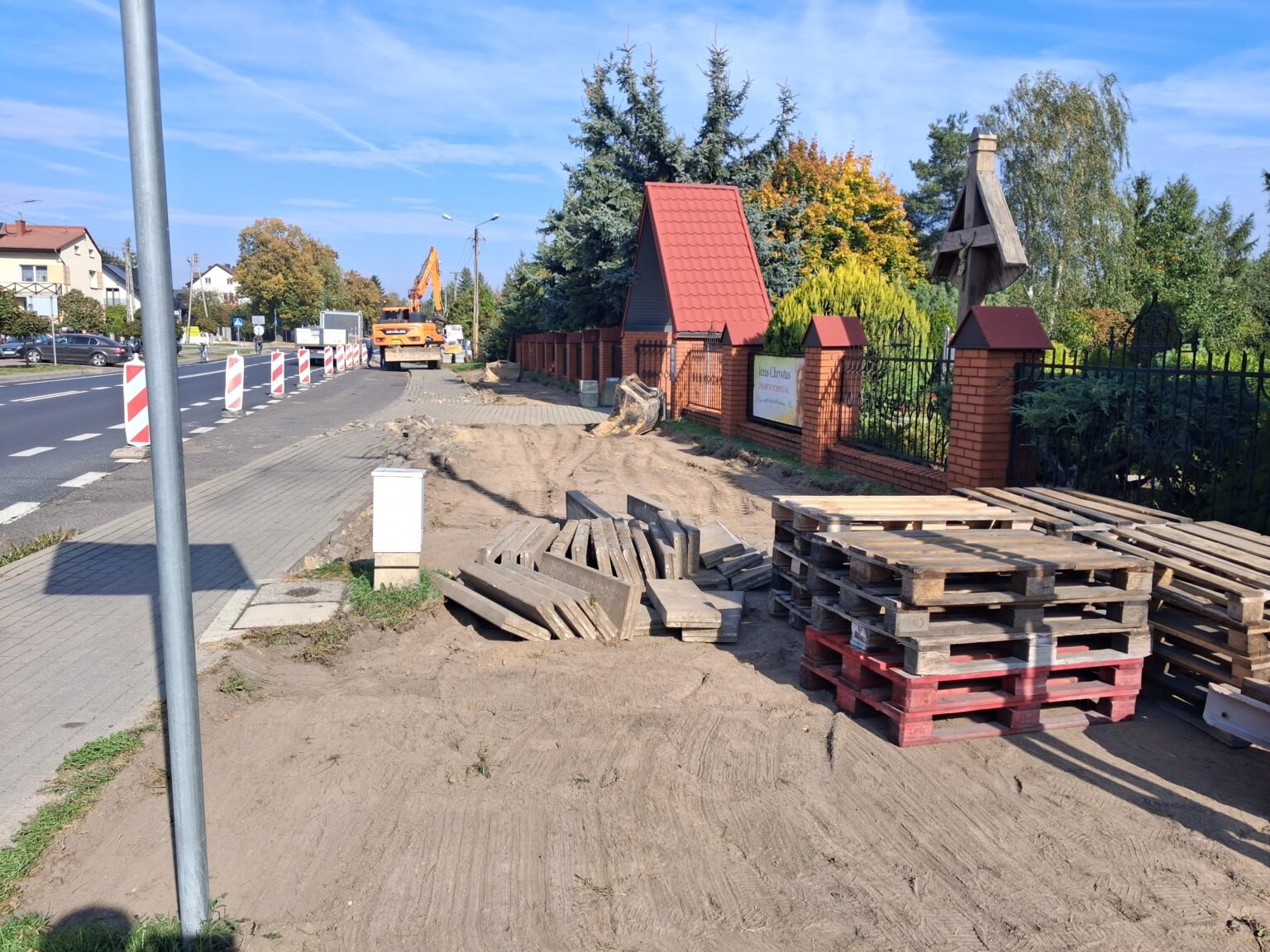 Budowa miejsc postojowych przy drodze powiatowej       nr 1539 L w miejscowości Lisów.